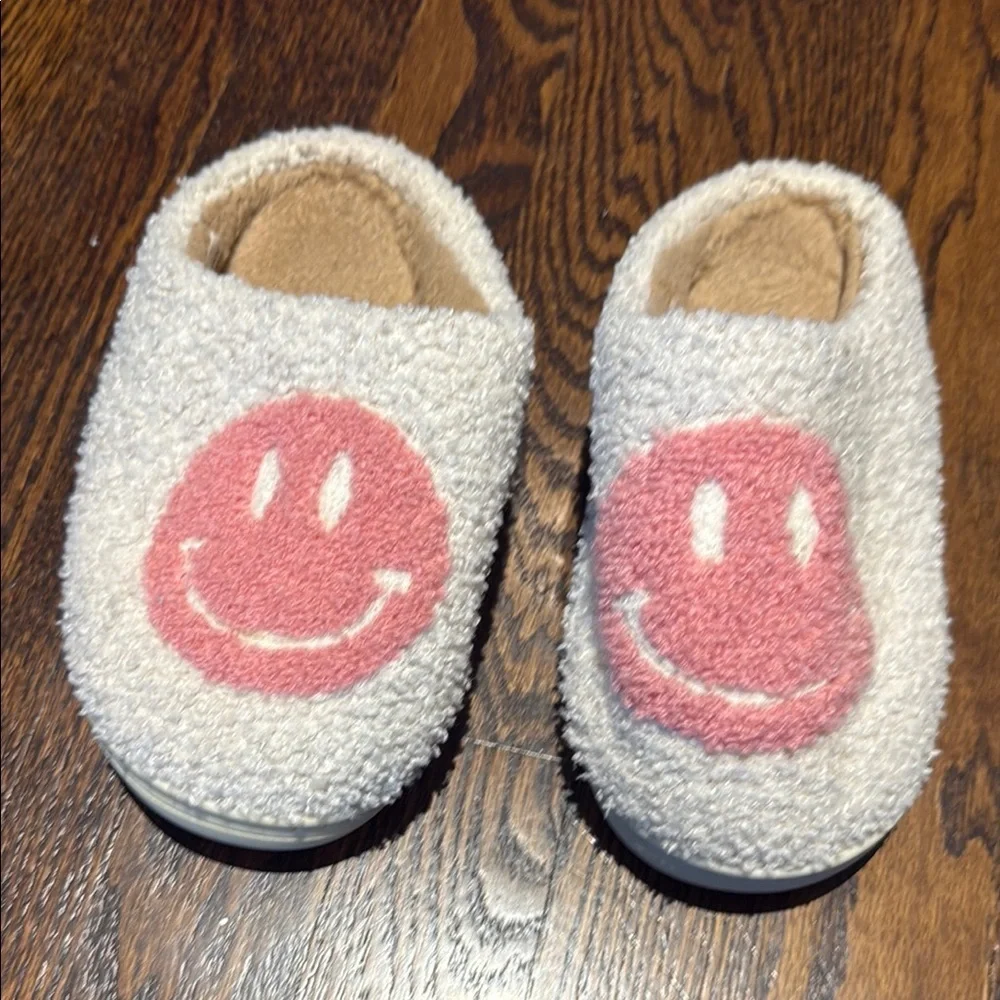 Cozy Smiley Face Slippers girls size 34-35